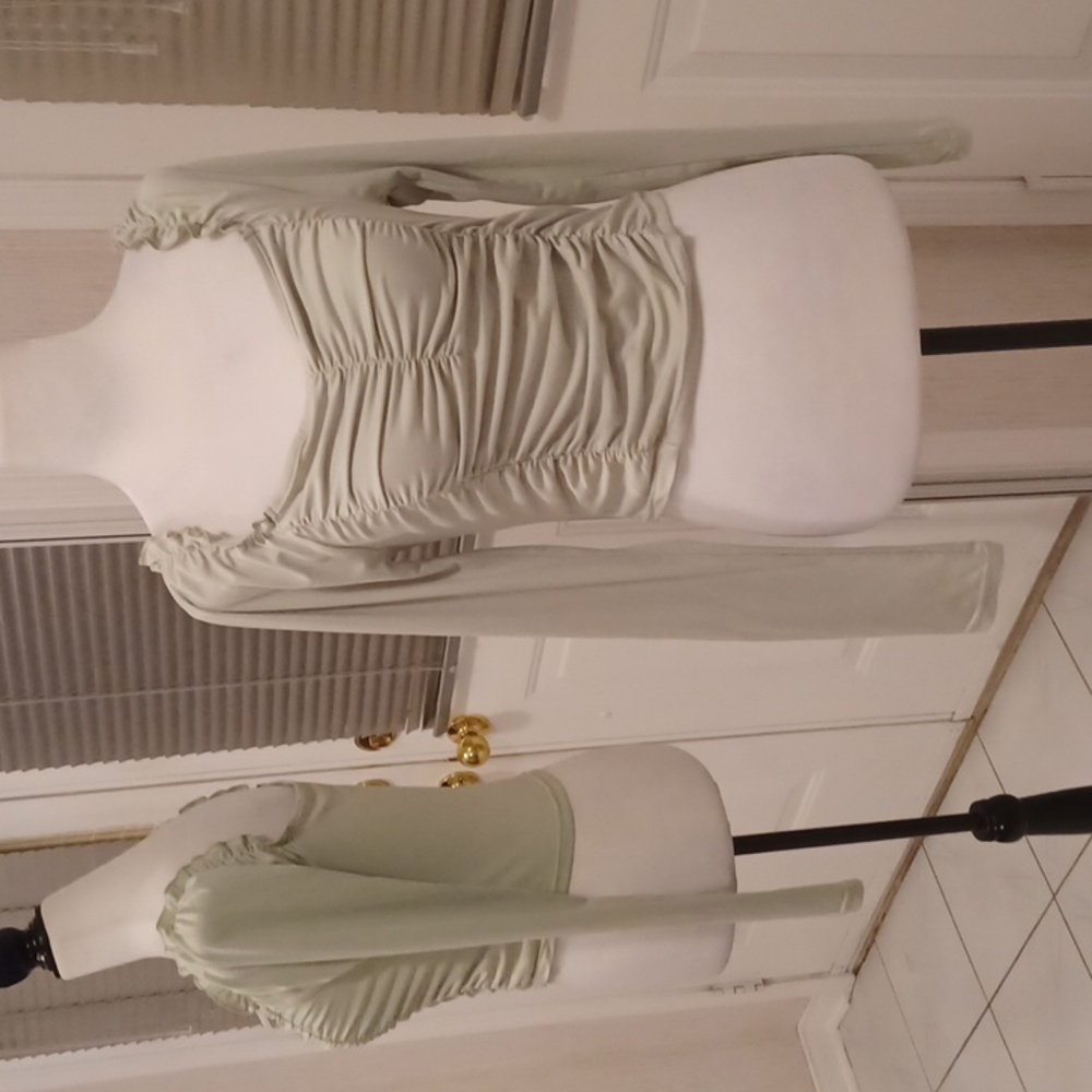 4/$60 Light Green Rutched Top - Size US 6